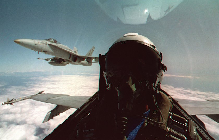 Пилот f-18