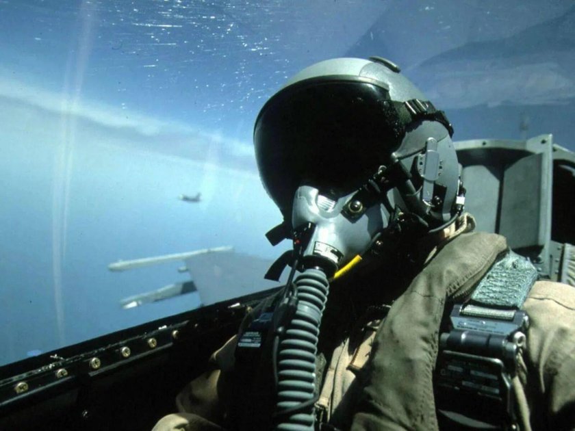 Пилот в кабине истребителя