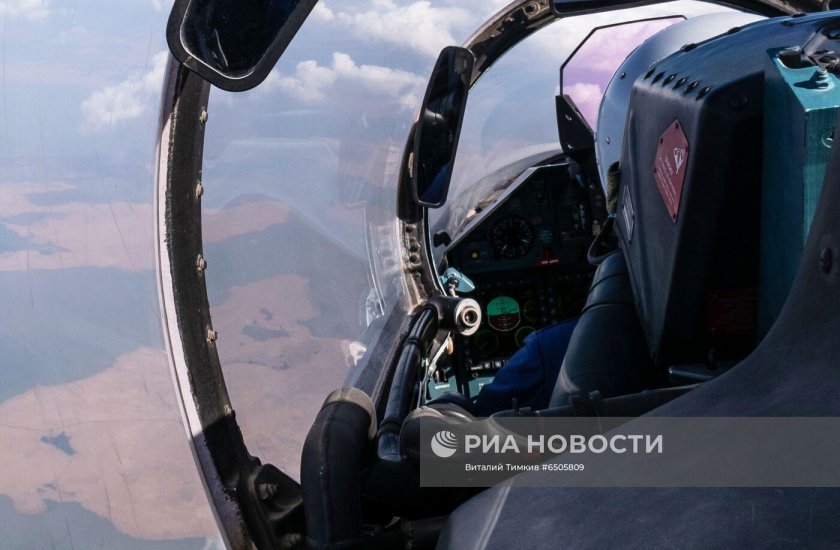 Пилот истребителя в чёрном шлеме