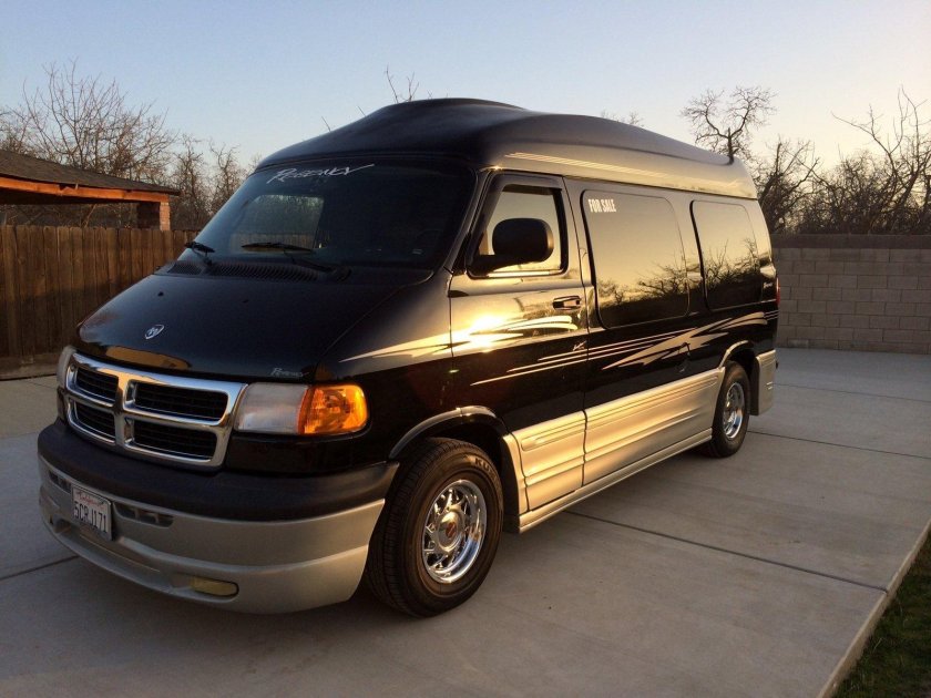 Dodge Ram van 2000