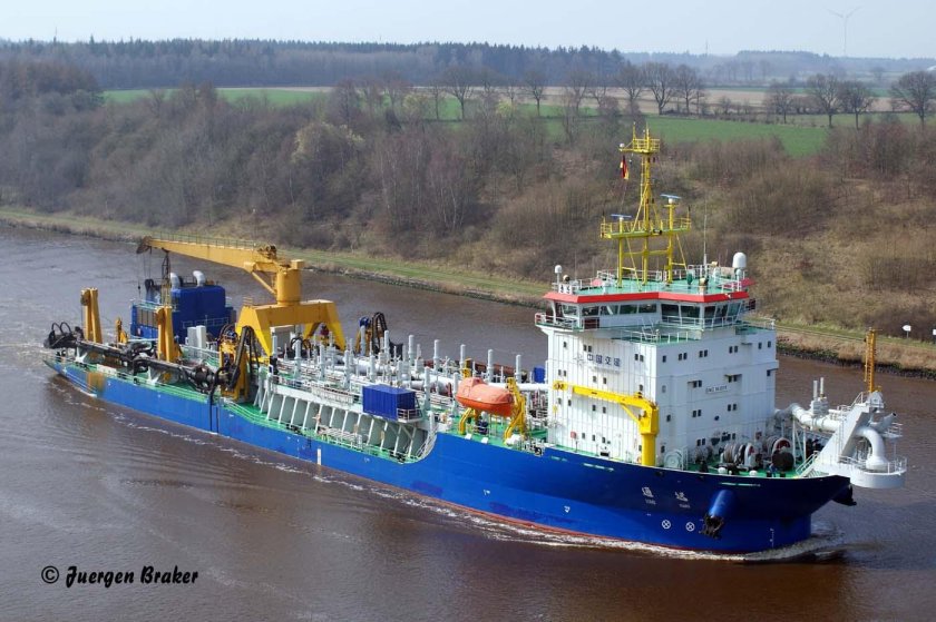 Hopper dredger vessel