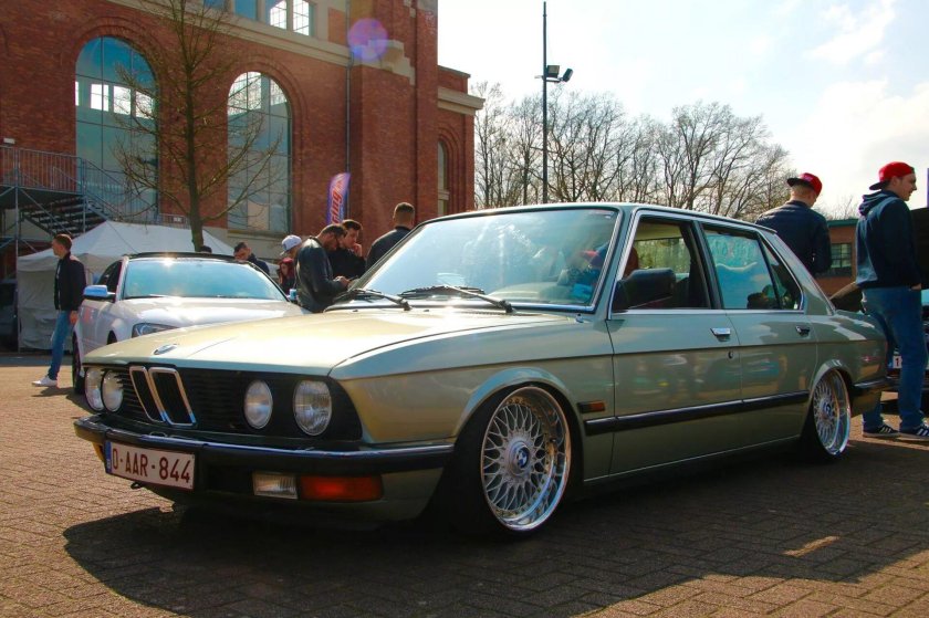 БМВ 7 акула Старая