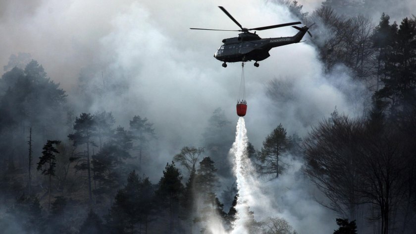 Вертолет тушит