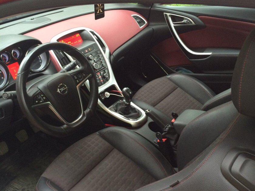 Opel Astra GTC 2012 салон