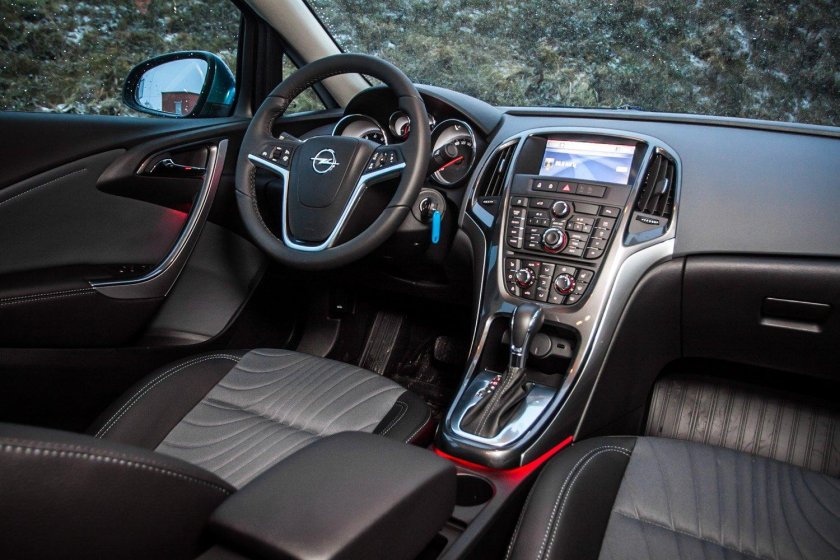 Опель Астра седан 2012 салон