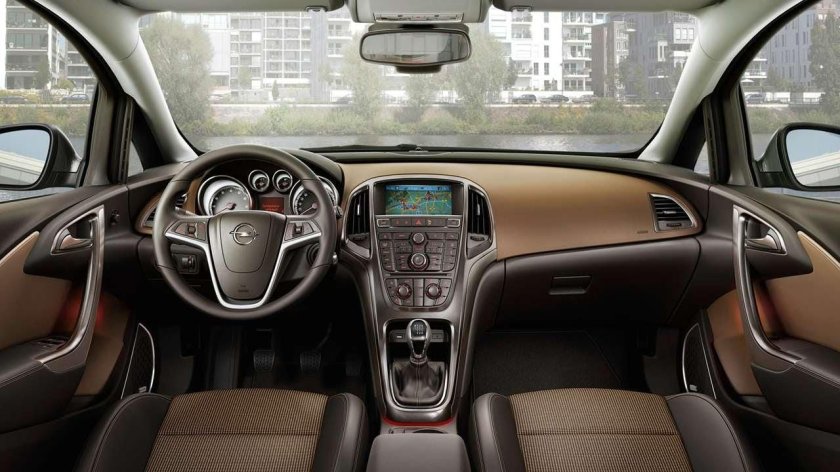 Опель Astra Sports Tourer 2012