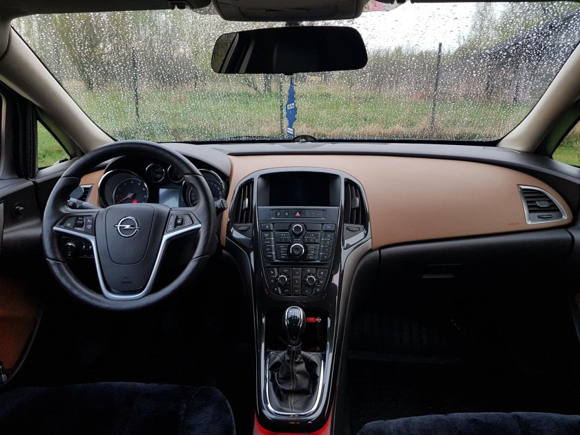 Опель Астра универсал 2013 салон