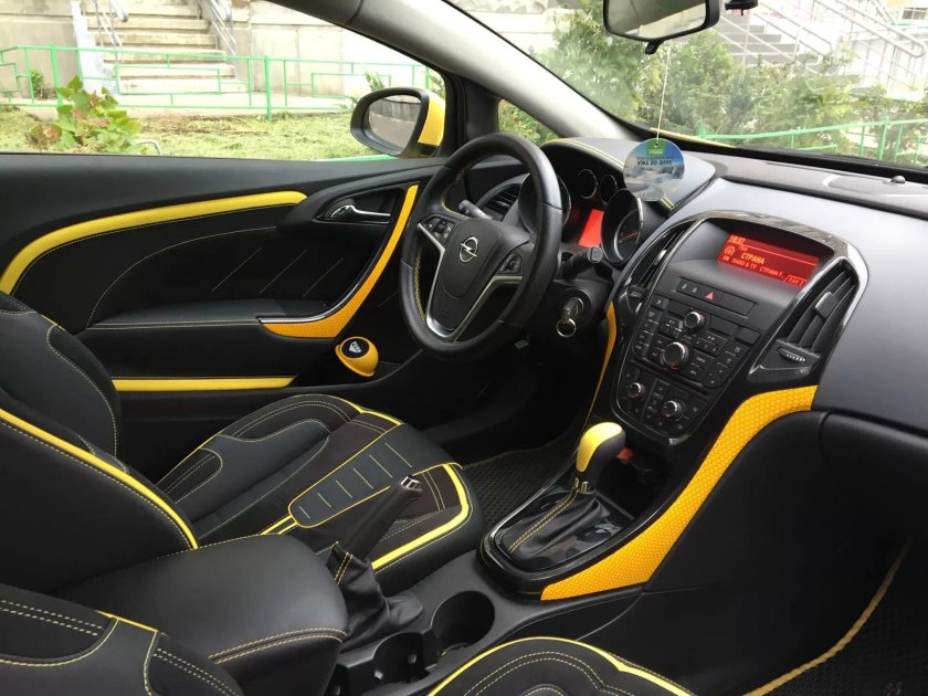 Opel Astra GTC 2012 салон