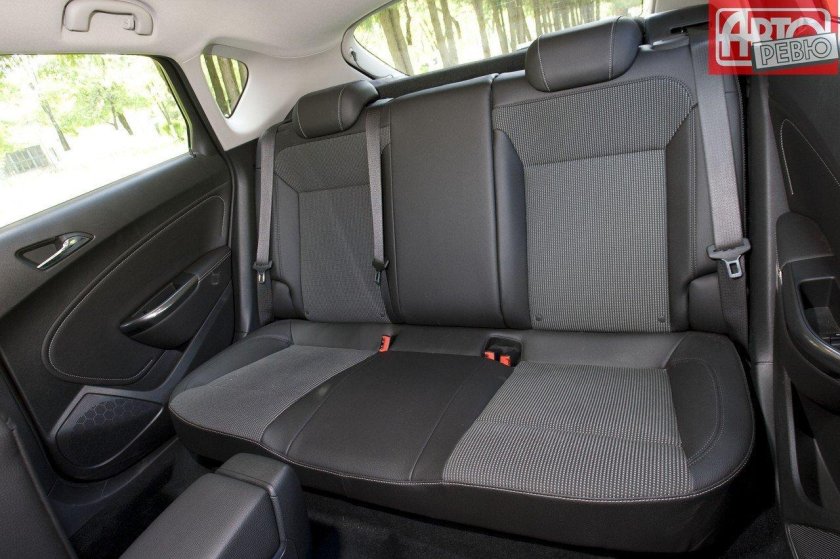 Опель Астра салон сзади