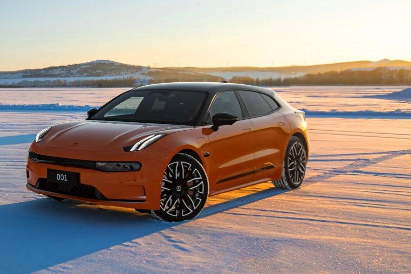 Машина zeekr 001