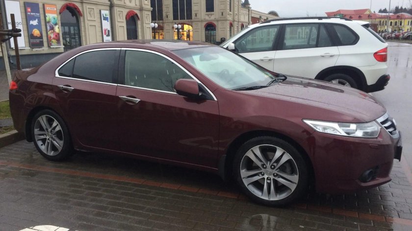 Бордовая Honda Accord 8