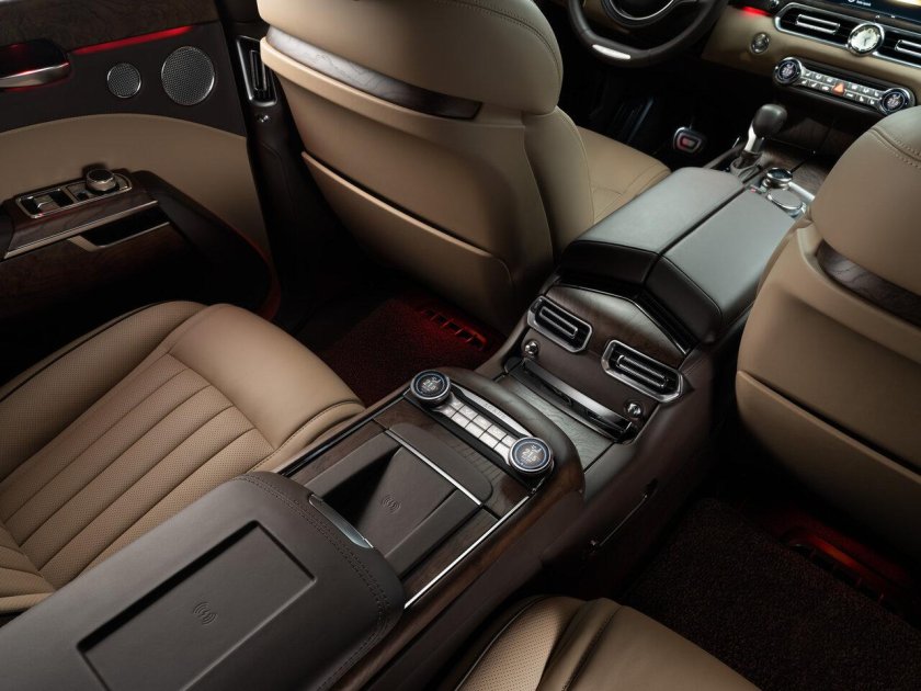 Машина Аурус комендант