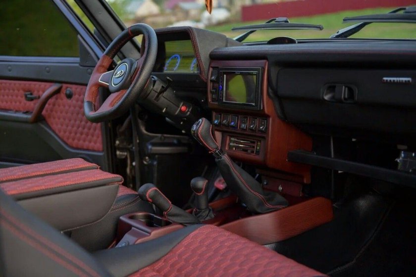 Панель приборов из тумблеров на раллийном автомобиле