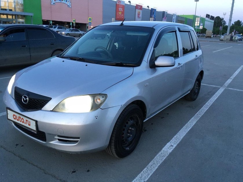Мазда Демио серый