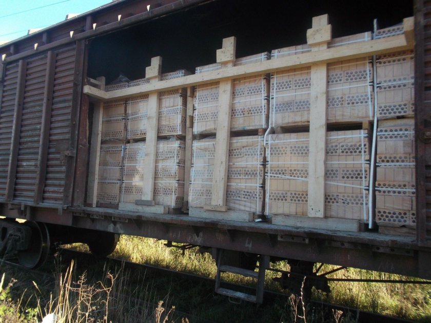 Кирпич в полувагонах