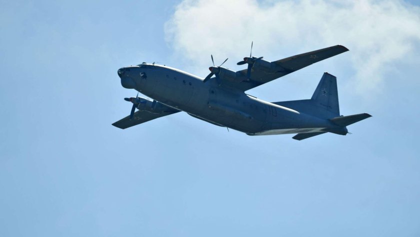 Военный самолет АН 12