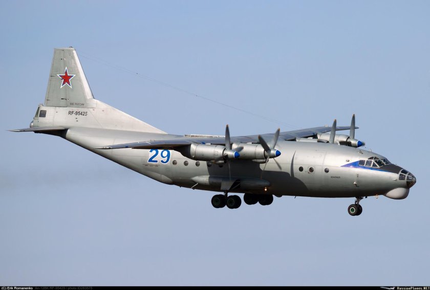 Ан 12 военно транспортный самолёт