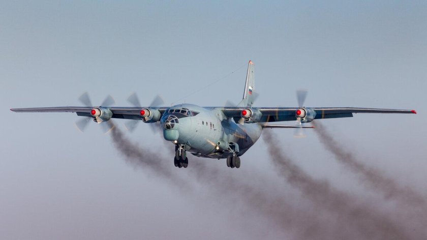 АН-12 транспортный самолёт