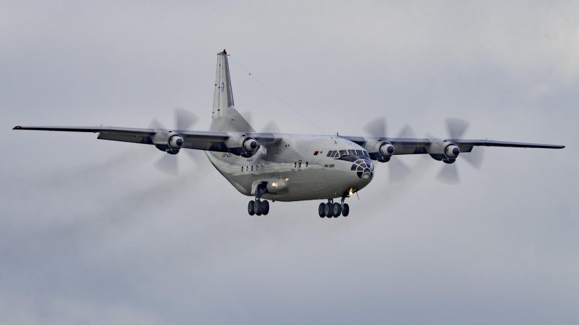 АН-12 транспортный самолёт