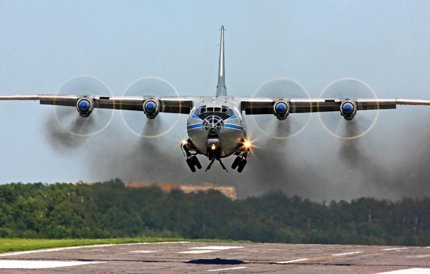 АН-12 военно-транспортный самолёт