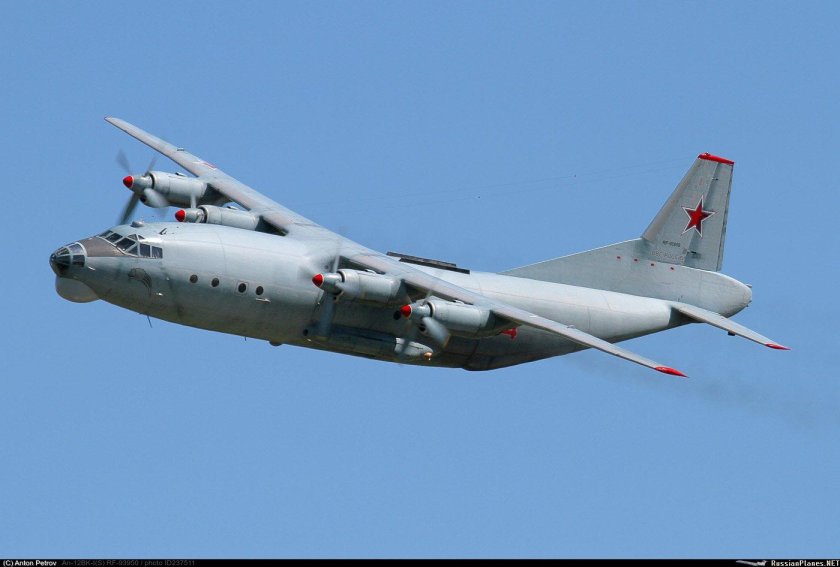 Военный самолет АН 12