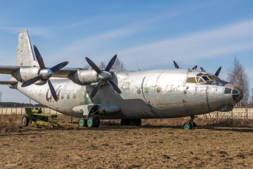 АН-12 военно-транспортный самолёт