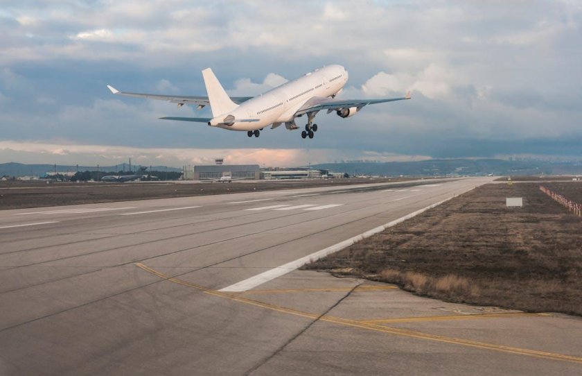 Картинка взлетающего самолета с боку