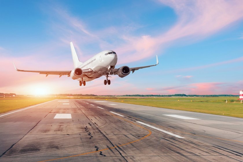 Самолет на полосе