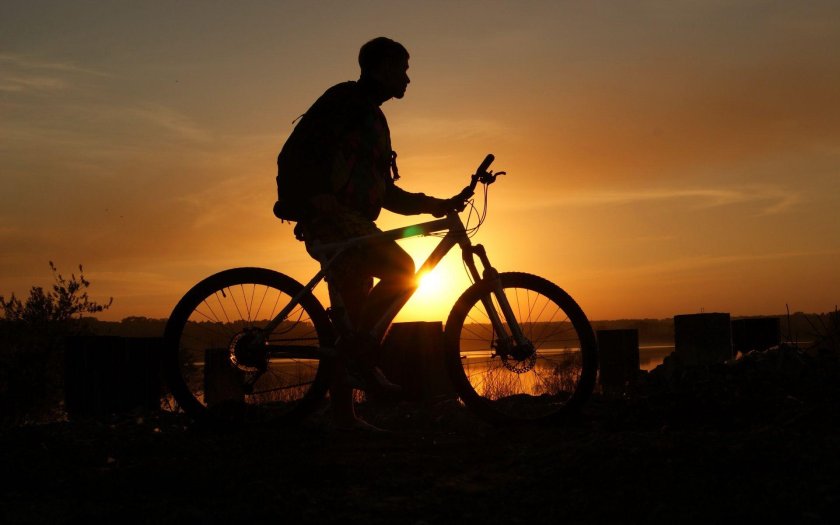 Велосипед на рассвете