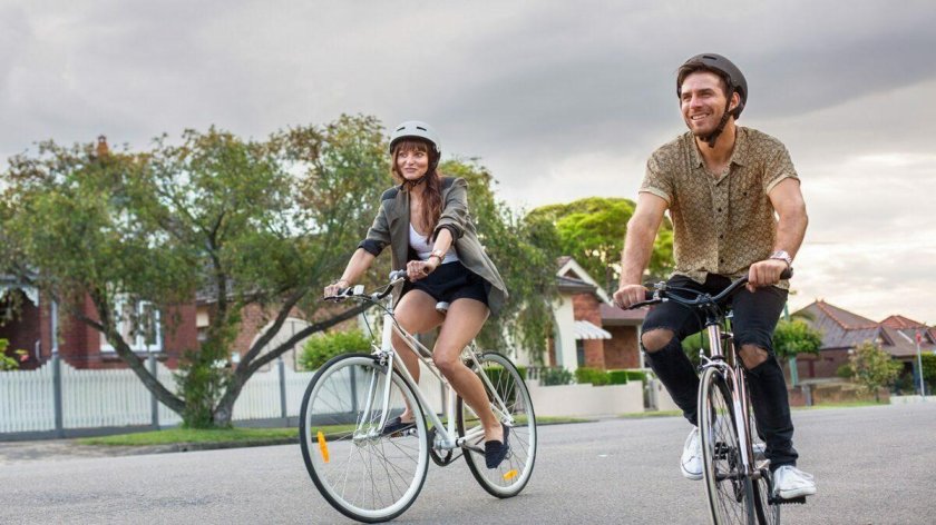 Счастливые люди на велосипедах