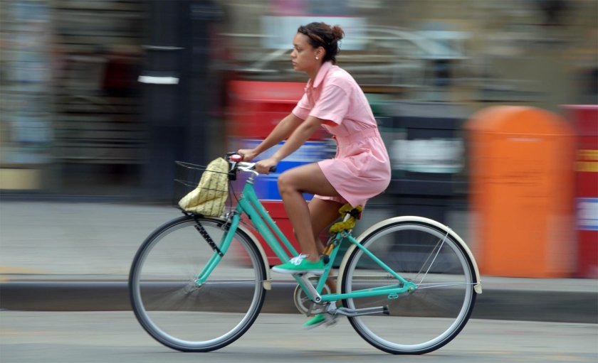 Человек едет натвелосиреде