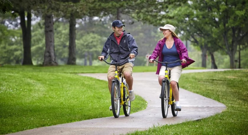 Велосипедист в парке