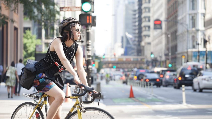 Девушка на велосипеде в городе