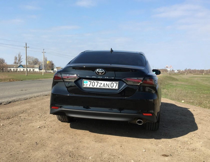 Тойота Камри 75 черный сзади