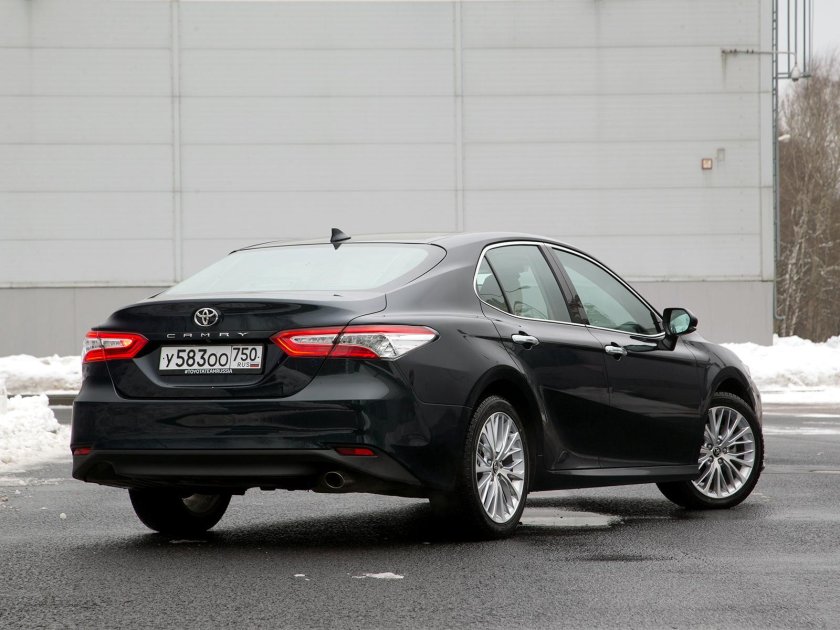 Toyota Camry 2018 сзади