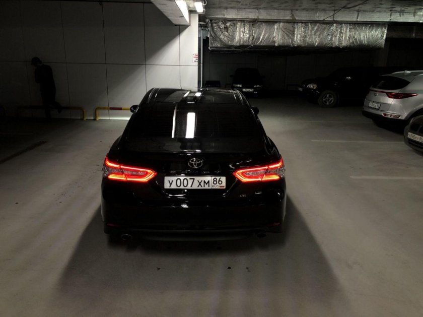 Черная Камри 70 сзади