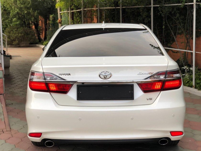 Белая тойота камри