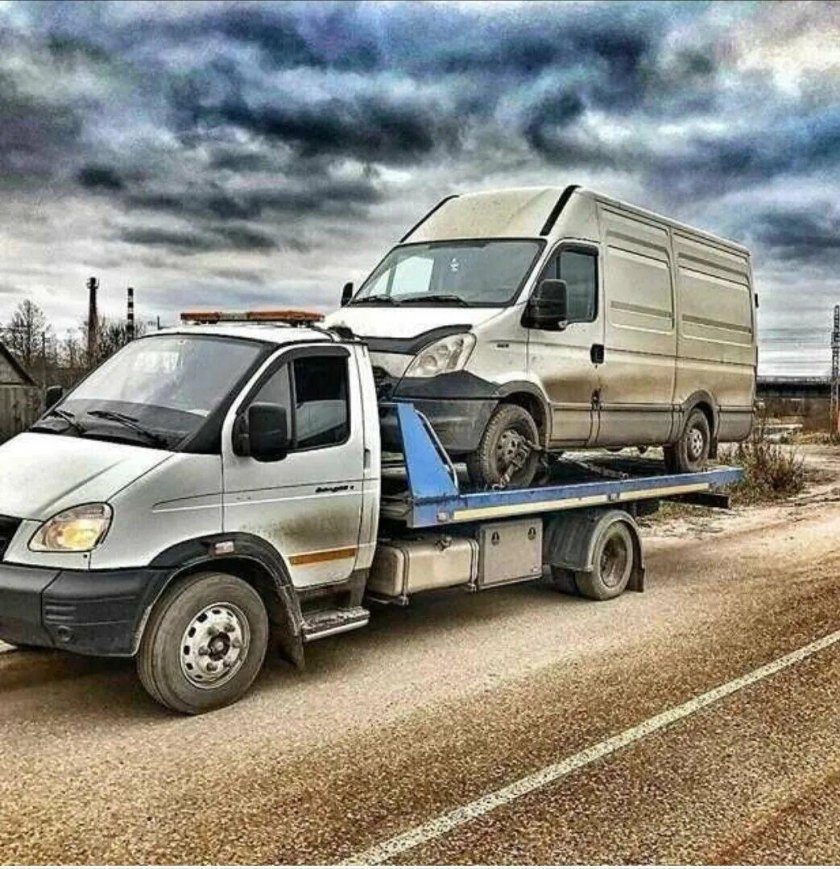 Машина на эвакуаторе