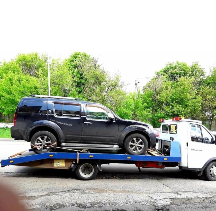 Машина на эвакуаторе