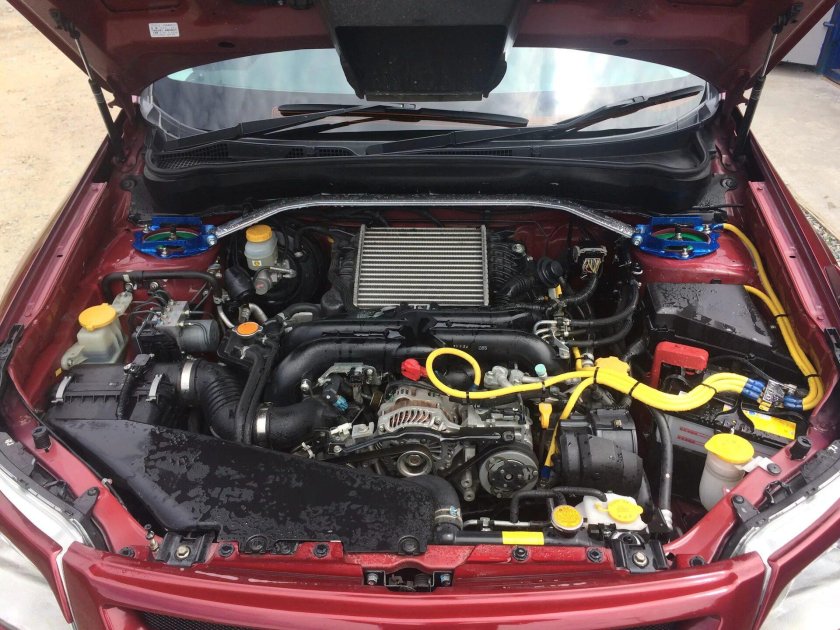 Подкапотное пространство Субару Форестер