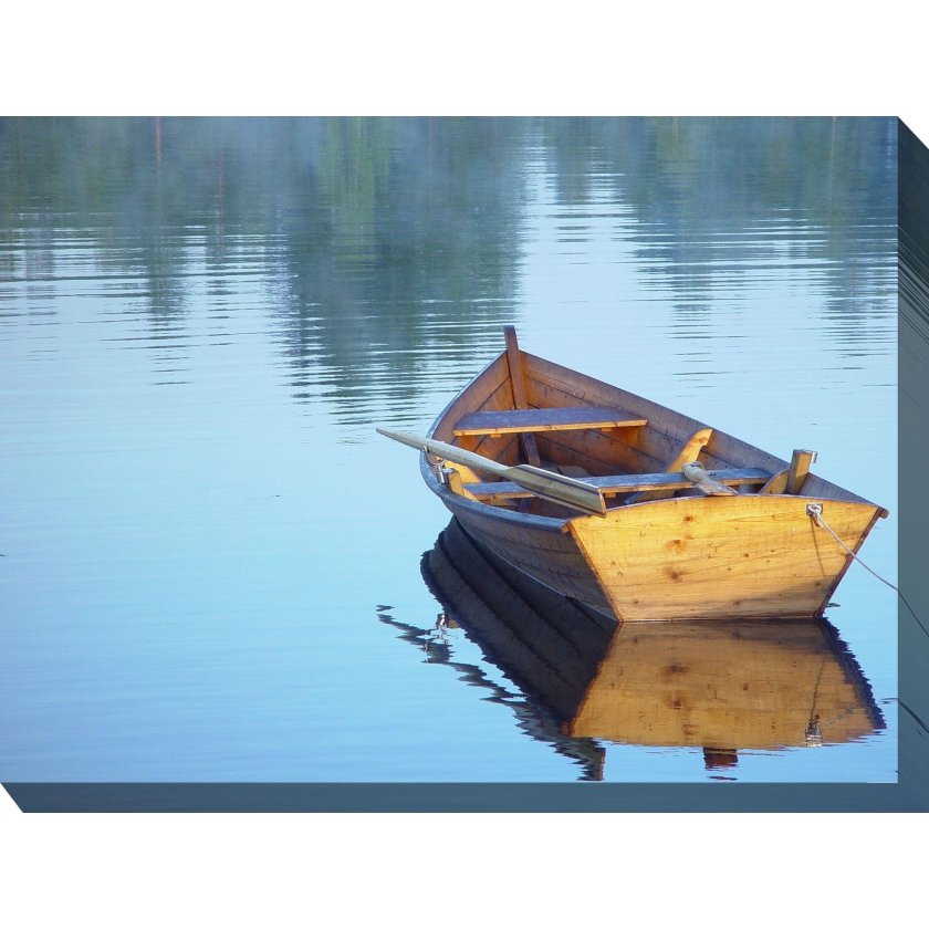 Лодка деревянная на воде