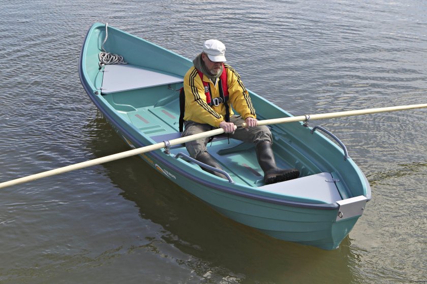 Гребная весельная лодка