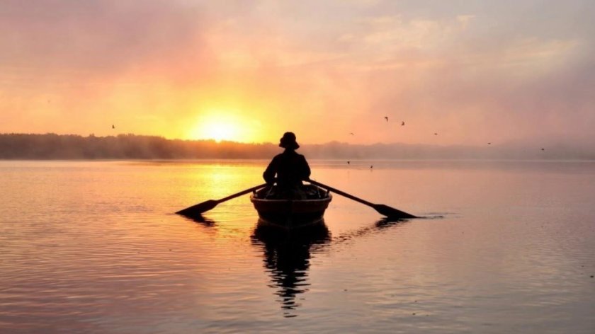 Человек плывет на лодке