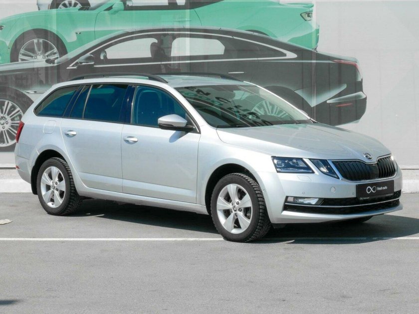 Шкода Октавия универсал белый