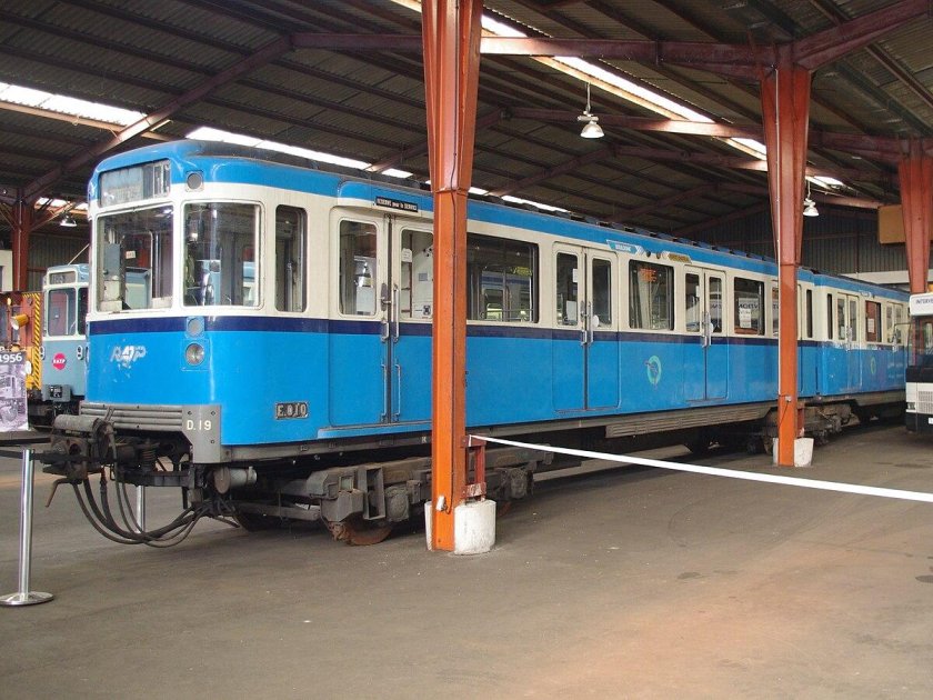 Старые вагоны метро