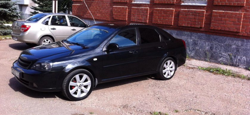 Черная Шевроле Лачетти седан r17