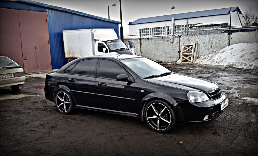 Черная Шевроле Лачетти седан r17