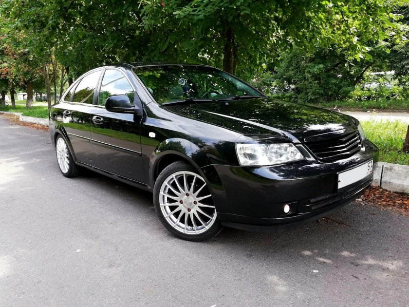 Черная Шевроле Лачетти седан r17