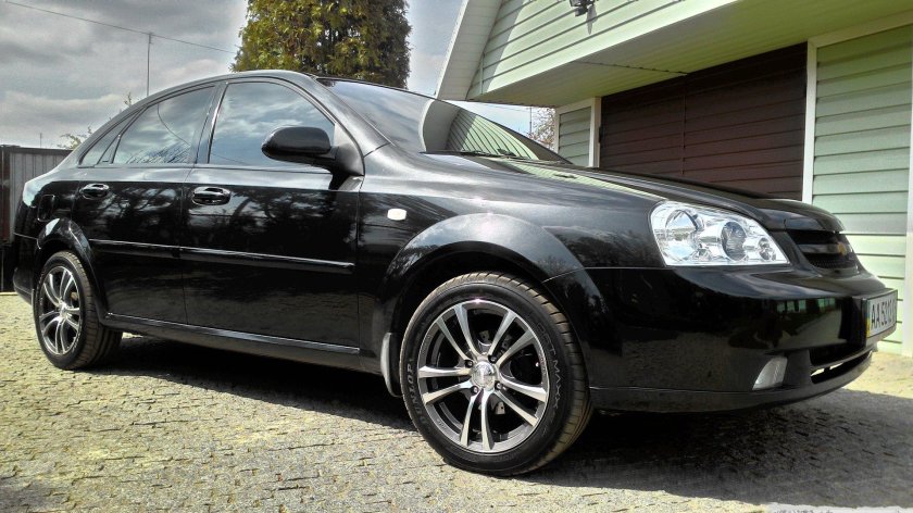 Черная Шевроле Лачетти седан r17