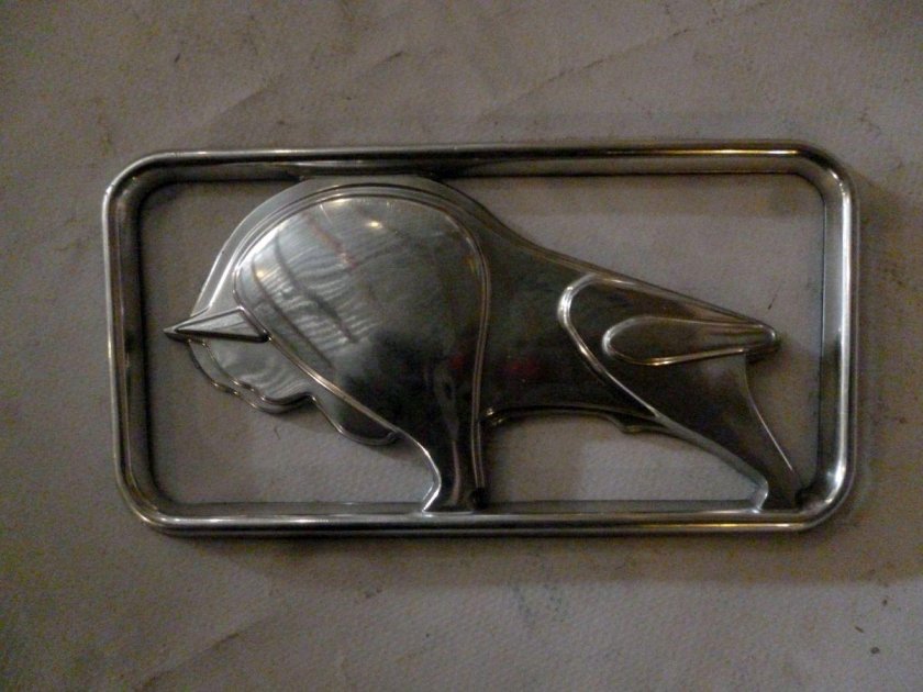 6430-8401303-010 знак заводской маз облицовки радиатора (зубр)